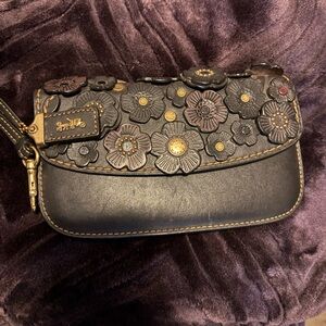 1941 Tea Rose Coach Black and Gold Floral Wristlet